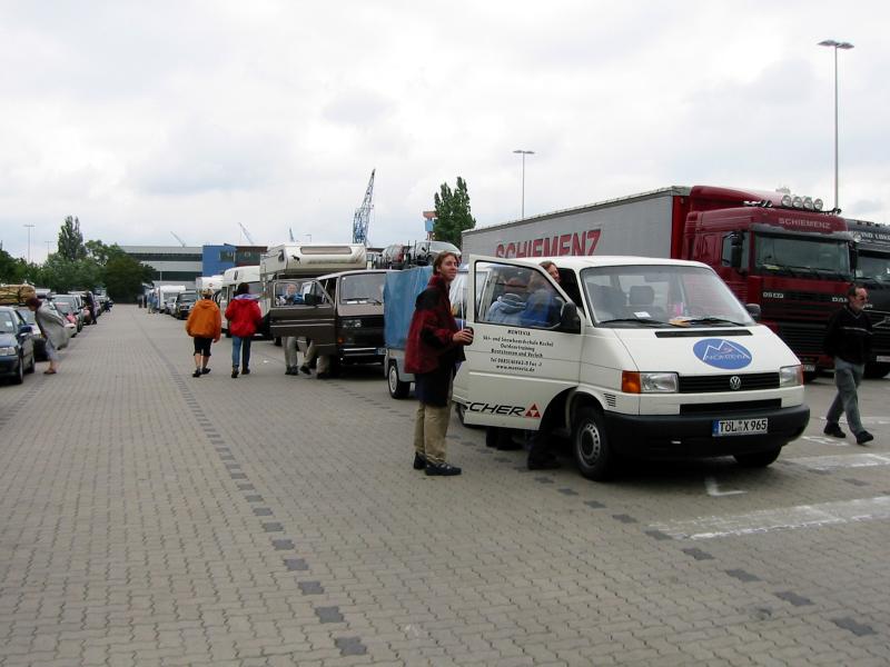 Autos stehen Schlange am Fährhafen in Kiel.