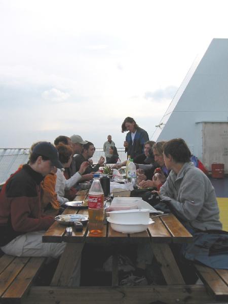 Die Norwegen Reisegruppe ist an Deck der Fähre zu Abend