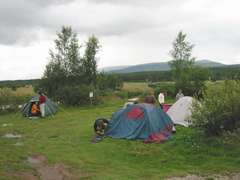 Die Norwegen Reisegruppe schlägt mit den Zelten das erste Camp auf.