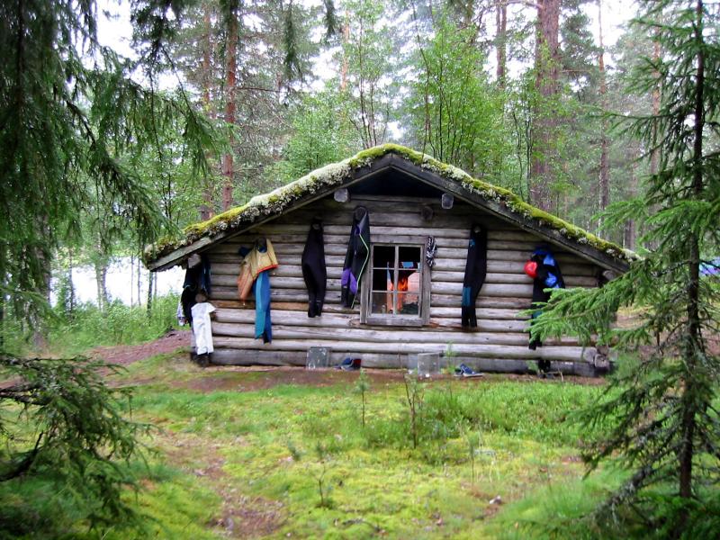 Blockhütte im Wald in Norwegen

