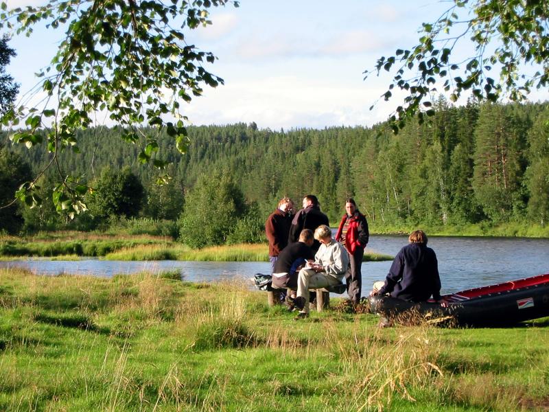 Norwegen Reisende am Flußufer beim Lesen