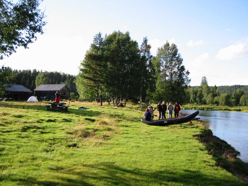Norwegen Reisende am Flußufer mit Schlauchboot
