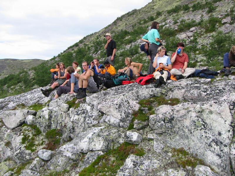 Norwegen Reisegruppe beim Brotzeitmachen auf Felsen