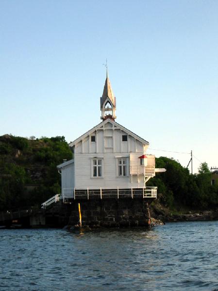 Kirche oder Leuchtturm im Fjord von Oslo